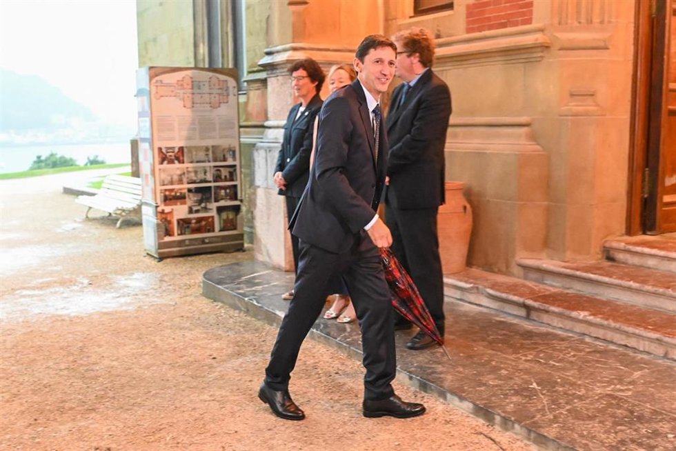Archivo - El consejero de Hacienda Nol d'Anjou, a su entrada al Consejo del Gobierno Vasco para iniciar su año político, en el Palacio de Miramar, a 29 de agosto de 2024, en San Sebastián.