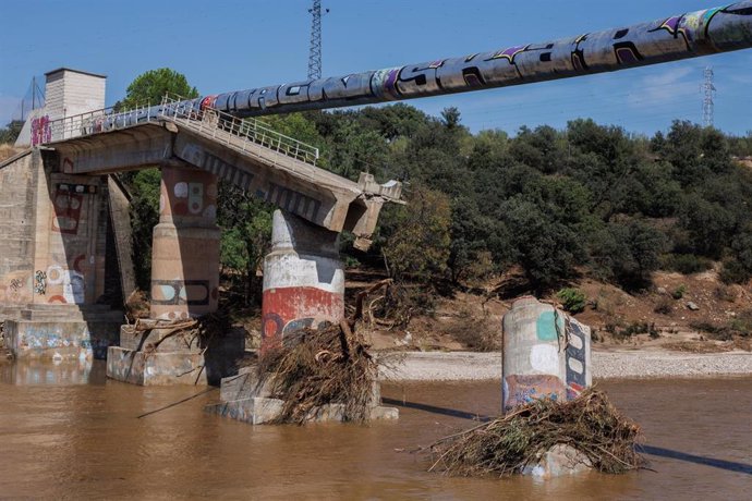 Archivo - La tubería de Picadas partida por la mitad como consecuencia de la DANA, a 5 de septiembre de 2023, en Aldea del Fresno, Madrid (España). 