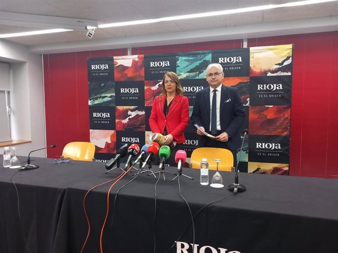 El director general del Consejo Regulador de la DOCa Rioja, José Luis Lapuente, junto a la letrada del Consejo, Marian Nalda