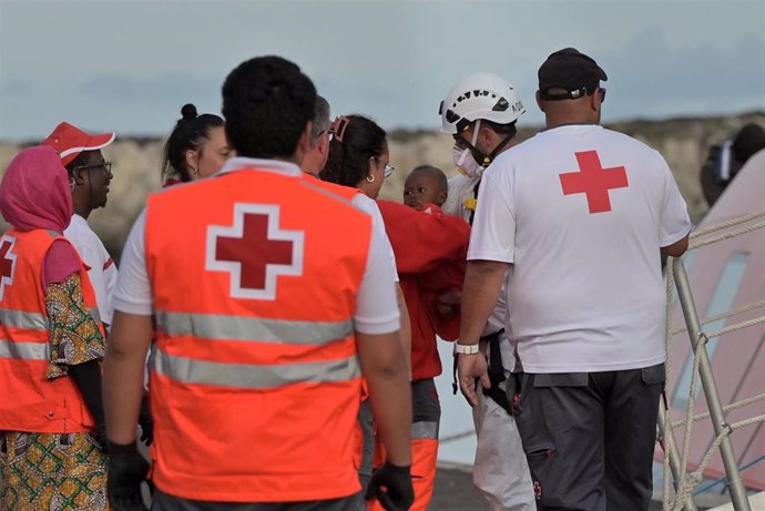 Archivo - Trabajadores de la Cruz Roja atienden a migrantes rescatados en aguas de Canarias