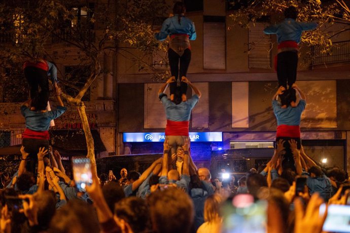 Diversos castellers durant una concentració contra el  govern valencià per la gestió de la DANA, davant de la seu del PP, a 7 de novembre de 2024, a Barcelona.