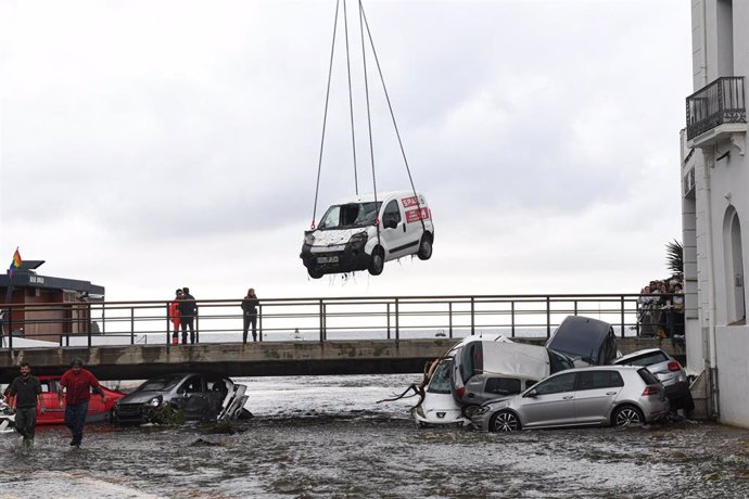 Retirada de los coches arrastrados por la riera de Cadaqués (Girona)