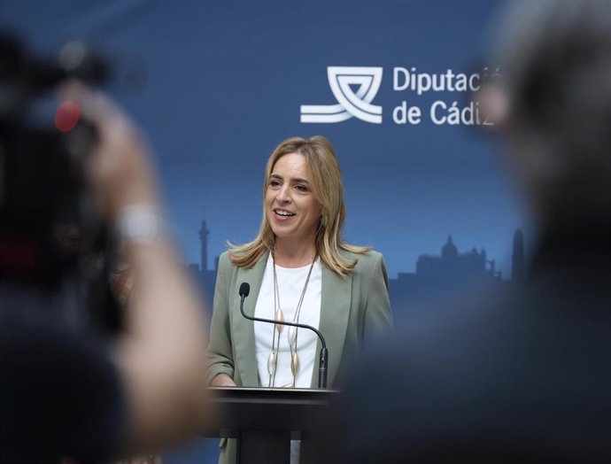 La presidenta de la Diputación de Cádiz, Almudena Martínez, interviene en un acto en el Palacio Provincial. 