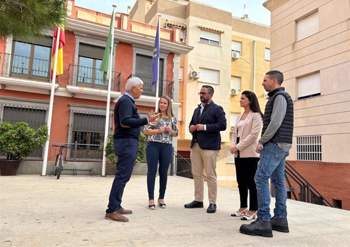 El presidente de Faeca en Granada, Fulgencio Torres, a la izquierda en la imagen, junto la alcaldesa de Gualchos-Castell de Ferro, Toñi Antequera, y, a su izquierda, el diputado provincial de Agua, Antonio Mancilla