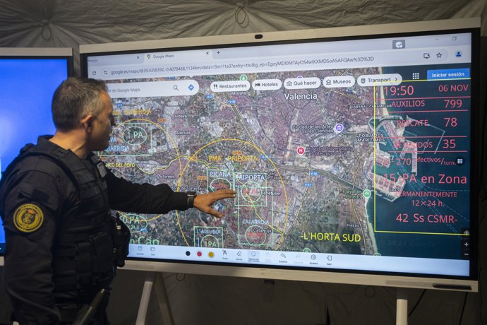 El Capitán Baixauli, del RS3 de Valencia de la Guardia Civil señala una pizarra, a 6 de noviembre de 2024, en Paiporta, Valencia, Comunidad Valenciana (España).