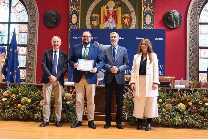 Reconocimiento recogido por el Vicerrector de Universidad Sostenible y Saludable, Juan de Dios Carazo