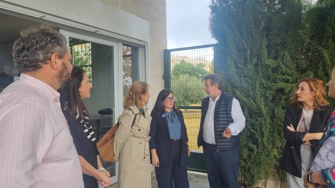 La delegada territorial de Inclusión Social, Juventud, Familias e Igualdad, María Luisa Cava, visita el centro de día ocupacional de la Asociación 'La Raíz'.