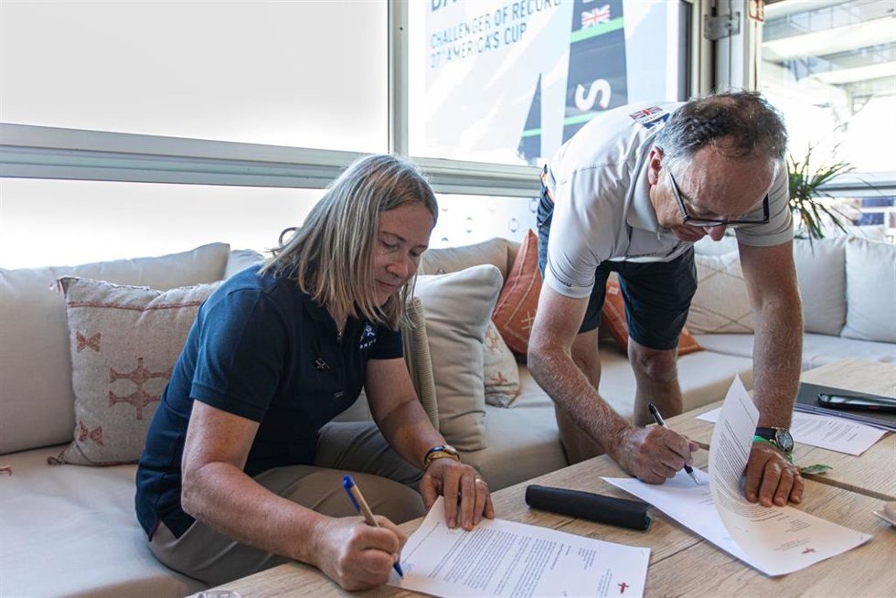 El Royal New Zealand Yacht Squadron (RNZYS) y Emirates Team New Zealand se complacen en confirmar que el RNZYS ha aceptado la Notificación de Desafío para la 38 America's Cup (AC38) del Royal Yacht Squadron Limited, representado por INEOS Britannia
