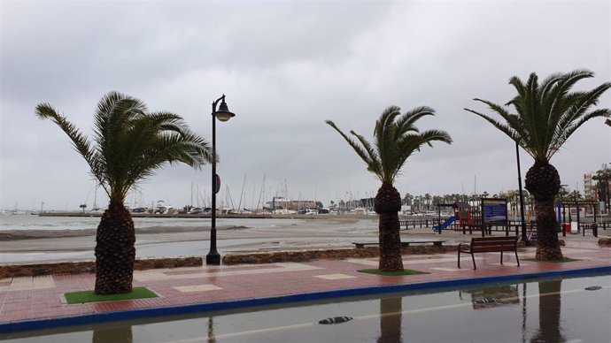 Archivo - Temporal de lluvia en San Pedro del Pinatar, inundaciones, playa, Mar Menor