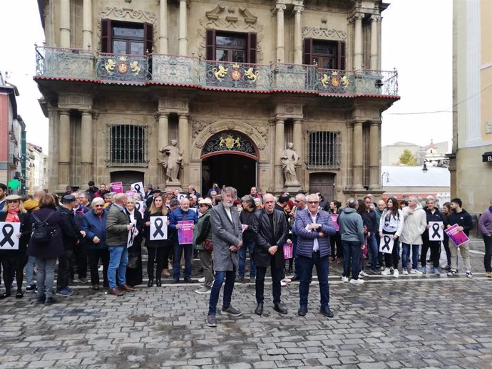 Imagen de la concentración convocada por UGT y CCOO en la Plaza del Ayuntamiento de Pamplona en "solidaridad" con las víctimas de la Dana