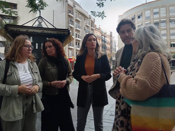 La portavoz del PSOE-A, María Márquez (c), en una atención a medios en Huelva.