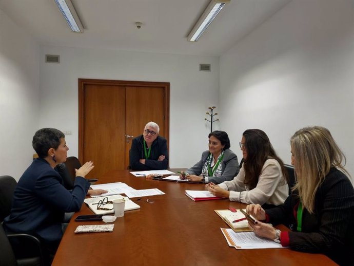 La diputada de Adelante Andalucía, Maribel Mora (i.), reunida con sindicatos sanitarios