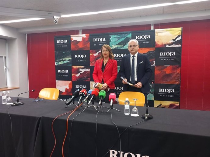 El director general del Consejo Regulador de la DOCa Rioja, José Luis Lapuente, junto a la letrada del Consejo, Marian Nalda