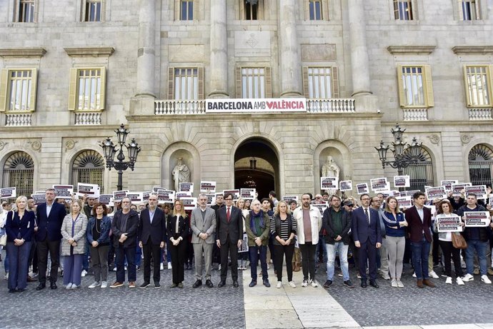 Minuto de silencio por las víctimas de la DANA en la plaza Sant Jaume de Barcelona.