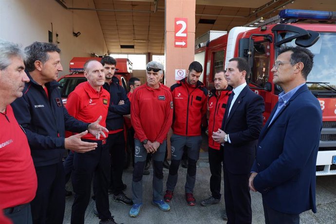 El presidente del Consell, Llorenç Galmés, y el director insular de Emergencias, Joan Fornàs, reciben al primer destacamento de los Bomberos de Mallorca destinado a Valencia en su regreso a la isla