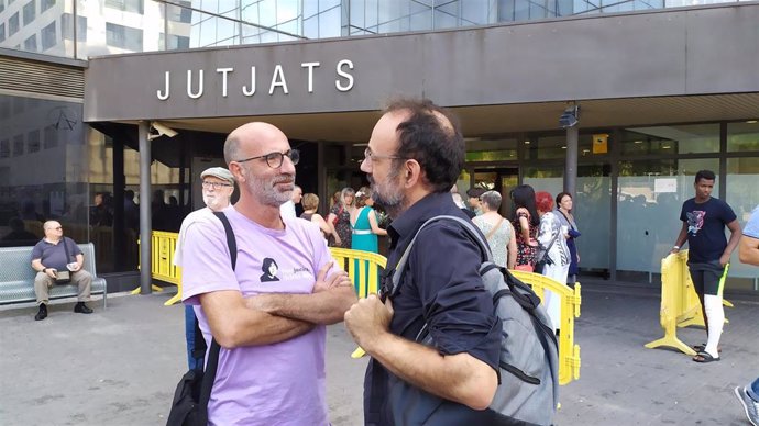 Archivo - El hermano de Helena Jubany, Joan Jubany, y el abogado Benet Salellas al salir de los Juzgados de Sabadell (Barcelona), en una imagen de archivo