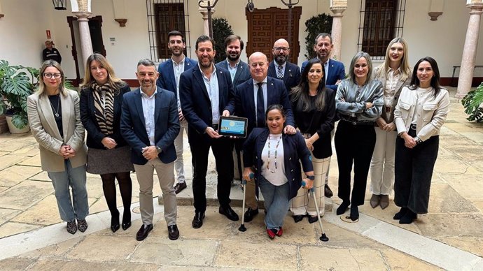 El alcalde, Manuel Barón, junto a los concejales del equipo de Gobierno ha presentado los presupuestos de Antequera para el ejercicio de 2025.