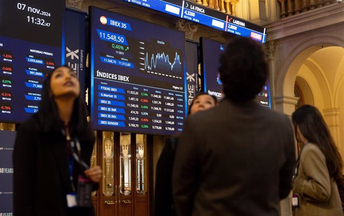 Paneles del Ibex en el Palacio de la Bolsa de Madrid, a 7 de noviembre de 2024, en Madrid (España).