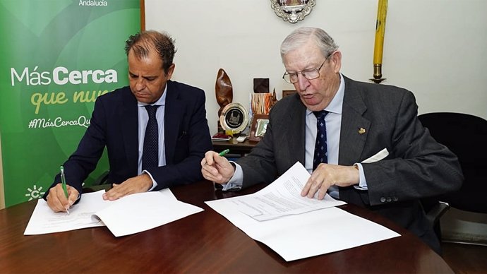 Juande Mellado y el presidente del Consejo de Hermandades y Cofradías de Sevilla, Francisco Vélez