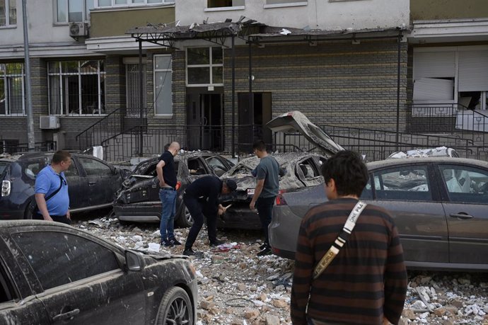 Archivo - 30 May 2023, Ukraine, Kiev: People inspect their damaged ···· following a drone attack by the Russian army. Russian airstrikes targeted Kiev for the third night in a row, killing one person, the military administration of the Ukrainian capital s