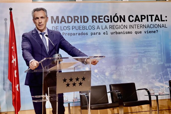 El consejero de Medio Ambiente, Agricultura e Interior, Carlos Novillo, ha inaugurado la jornada 'Madrid región capital: de los pueblos a la región internacional', encuentro profesional que se ha celebrado durante toda la mañana en la Fundación Canal.