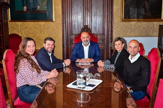 El alcalde de Palma recibe en audiencia a la presidenta y a la vicepresidenta de la Federación Balear de Natación.