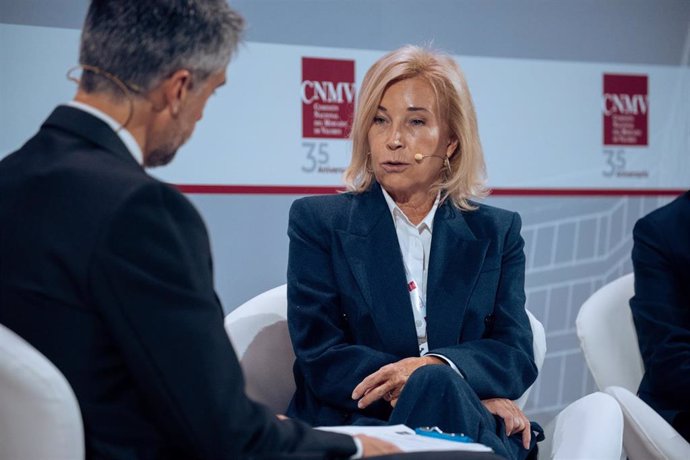 La presidenta de Bankinter, María Dolores Dancausa, interviene durante el acto de la CNMV para celebrar su 35º aniversario, en CSIC, a 8 de noviembre de 2024, en Madrid (España). 