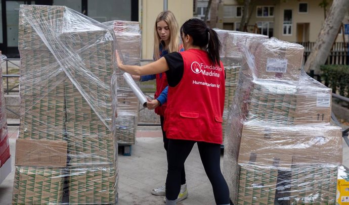 Voluntarias de la Fundación Madrina preparan cajas con ayuda humanitaria para el segundo convoy que se dirige a Valencia, preparado por la Fundación Madrina, a 8 de noviembre de 2024, en Madrid (España). La Fundación Madrina se moviliza de nuevo con este 