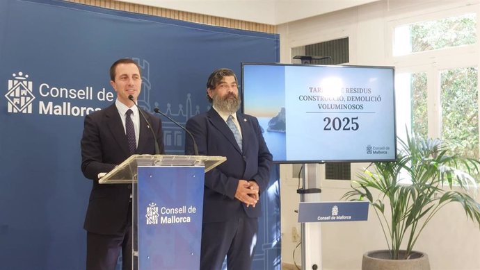 El presidente del Consell de Mallorca, Llorenç Galmés, y el vicepresidente y conseller insular de Medio Ambiente, Medio Rural y Deportes, Pedro Bestard, en la rueda de prensa para presentar las nuevas tarifas de residuos de la construcción.