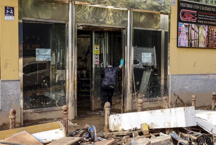 Fachada de la tienda tras los efectos de la DANA