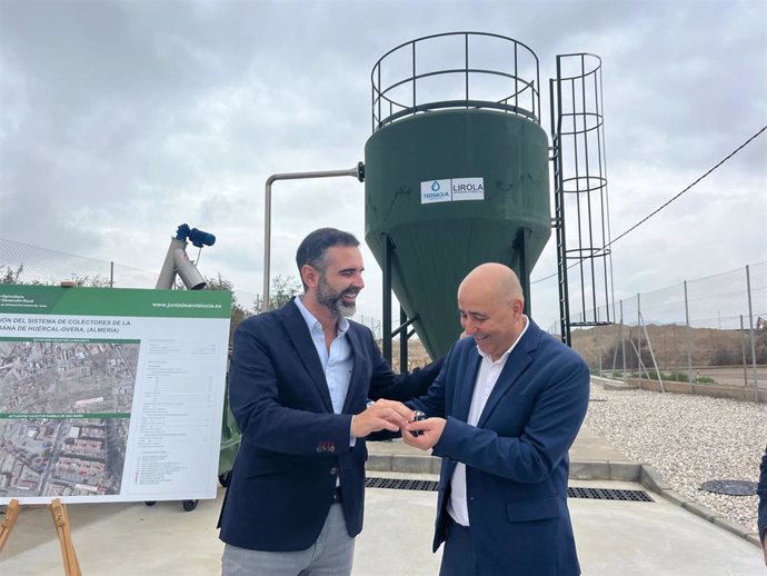 El consejero de Agricultura, Ramón Fernández-Pacheco, entrega al alcalde de Huércal-Overa, Domingo Fernández, el acceso al sistema de colectores de la aglomeración urbana.