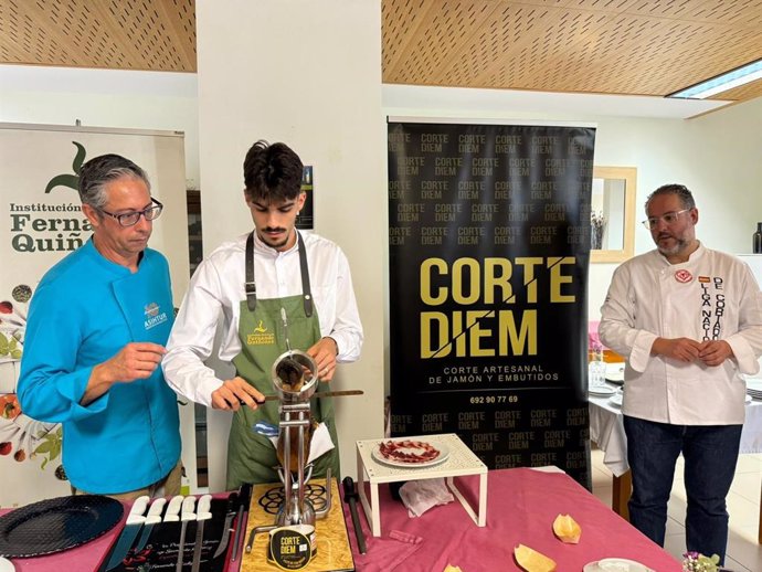 Un alumno de la Escuela de Hostelería de la Diputación de Cádiz en un curso especial de cortadores de jamón.