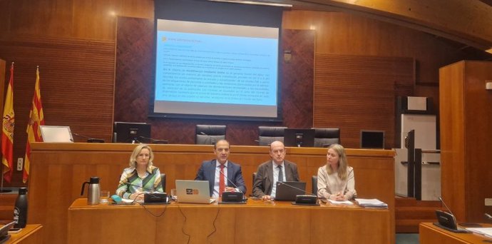 El consejero de Sanidad, el director general de Asistencia Sanitaria, la gerente del Salud y la gerente de Atención Primaria se reúnen con los grupos parlamentarios de las Cortes de Aragón para hablar del mapa sanitario.