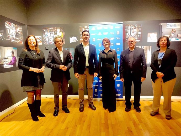 El diputado de Educación y Juventud, José Santaolalla, junto a la ganadora del premio, Herminia Luque, y los miembros del jurado: Francisco Ruiz Noguera, Rosa Mascarell, Rosa Fernández Gómez y José Antonio Mesa Toré.