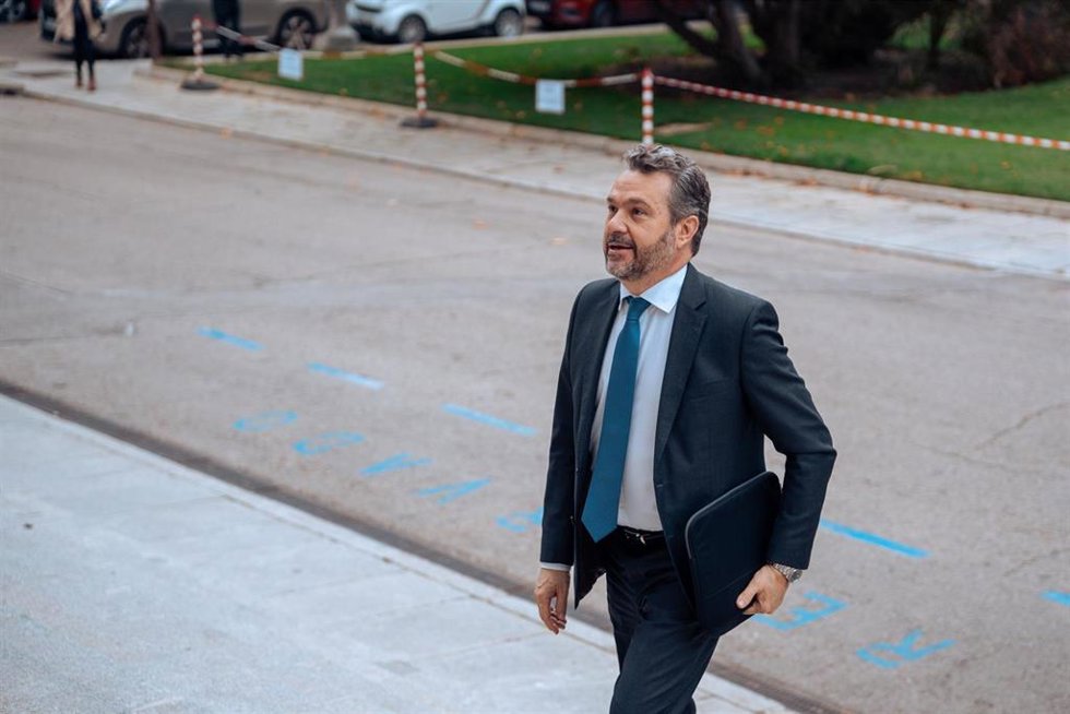 El presidente de la Comisión Nacional del Mercado de Valores (CNMV), Rodrigo Buenaventura a su llegada al acto de la CNMV para celebrar su 35 aniversario, en CSIC, a 8 de noviembre de 2024, en Madrid (España).