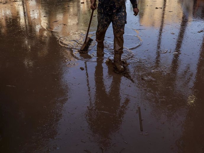 Un voluntario limpia en una calle de Paiporta