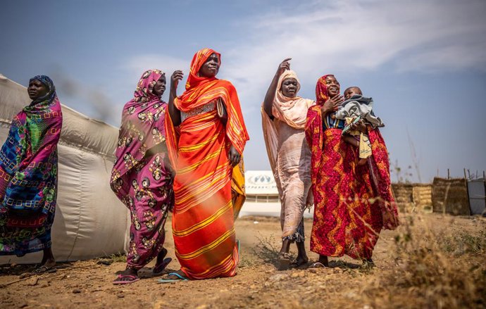 Archivo - 26 January 2024, South Sudan, Juba: Refugee women stand in the Gorom refugee settlement during German Foreign Minister Baerbock's visit. Photo: Michael Kappeler/dpa