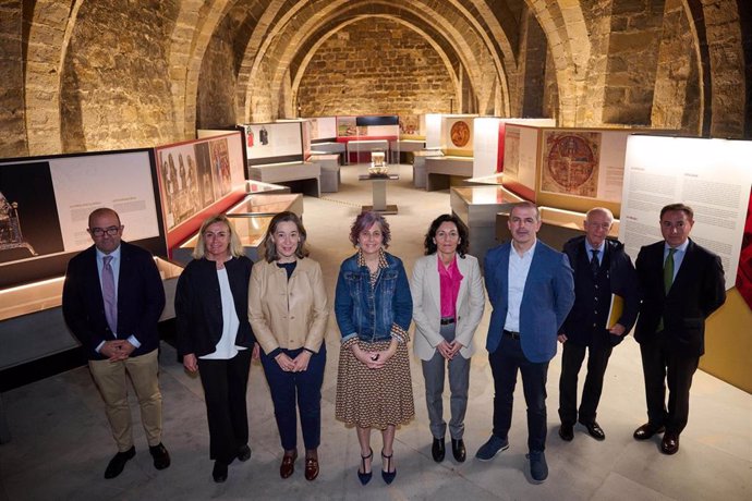 La consejera Esnaola junto a las comisarias Julia Pavón y María Bonet y patrocinadores de la muestra.