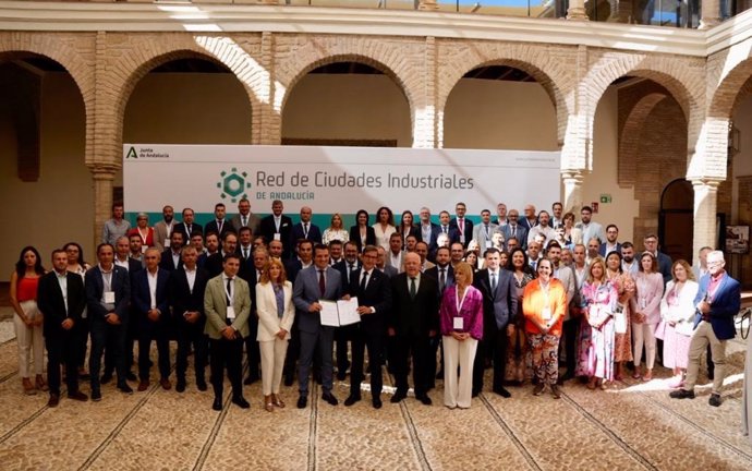 Archivo - Foto de familia del I Encuentro de la Red de Ciudades Industriales de Andalucía.