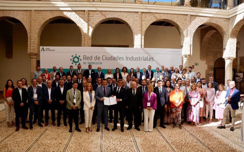 Archivo - Foto de familia del I Encuentro de la Red de Ciudades Industriales de Andalucía.