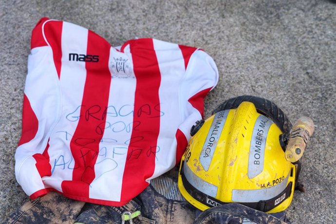 La camiseta del equipo de fútbol de Alfafar que un niño ha entregado a Bomberos de Mallorca en agradecimiento por su ayuda