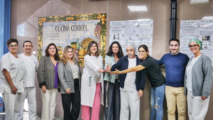 La cocina del Virgen del Rocío premiada por un proyecto de escucha activa para optimizar la atención a pacientes.