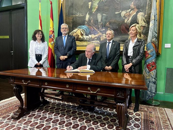 Amado Franco firma en el Libro de Honor de la Universidad de Zaragoza.