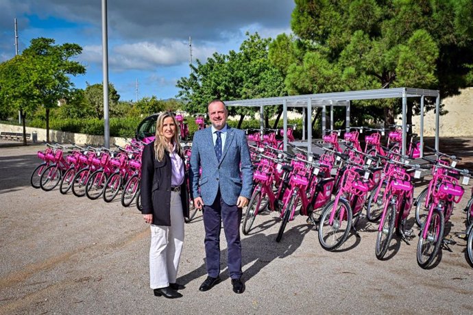 El regidor de Movilidad del Ayuntamiento de Palma, Antoni Deudero (d).