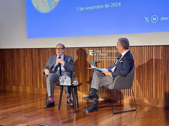 El catedrático de Estructura Económica Ramón Tamames y el decano del Col·legi d'Economistes de Catalunya, Carlos Puig de Travy.