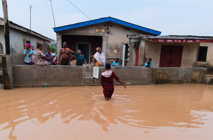 Archivo - June 19, 2020, Lagos, Lagos, Nigeria: LAGOS, NIGERIA - JUNE 18: Nigerian people remove water from their house after heavy rains caused flood in Lagos, Nigeria on June 18, 2020.