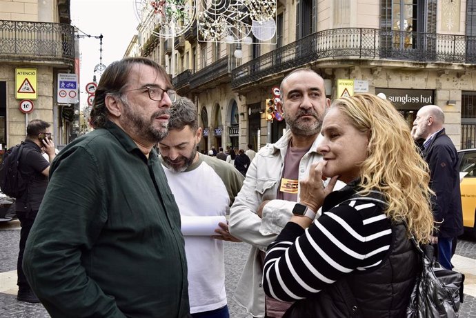 El secretario general de UGT Catalunya, Camil Ros (i), el secretario general de CCOO Catalunya, Javier Pacheco (2d), y la secretaria general de USOC, María Recuero (d), durante una concentración de diez minutos de silencio en solidaridad con las víctimas 