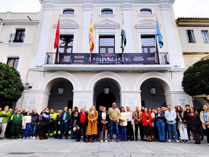 Minuto de silencio convocado por UGT y CCOO en las puertas del Ayuntamiento de Mérida por las víctimas de la DANA.