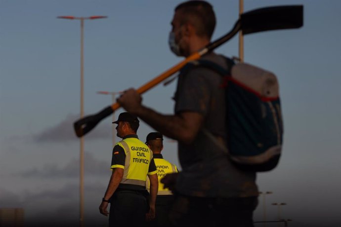 Un voluntario con una pala 