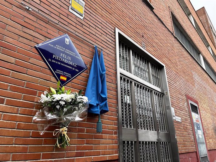 La nueva placa instalada en la calle San Toribio (Puente de Vallecas) que recuerda al empresario Félix de la Piedad Díaz en el 40º aniversario de su asesinato